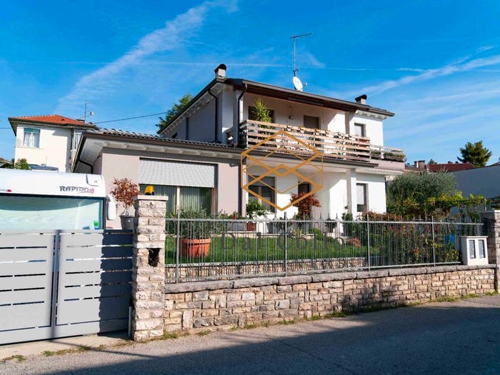 Casa con 6 locali in vendita in Via Antonio Canova, Centro, Schio