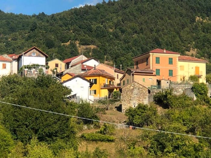 Casa con 6 locali in vendita in Località Poggio, Vobbia