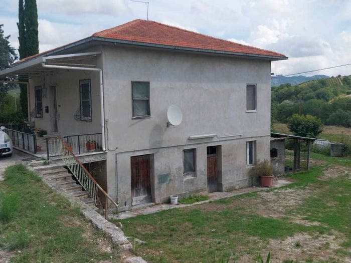 Casa con 6 locali in vendita in Offida