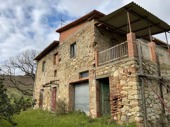 Casa con 6 locali in vendita in Strada Vicinale Della Capraleccia, Lajatico