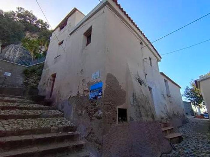 Casa con 6 locali in vendita in Via Eleonora D'Arborea No Number, Centro, Posada