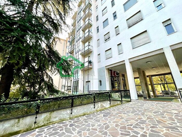 Appartamento trilocale in vendita in Viale Novembre, Centro Storico, Lodi