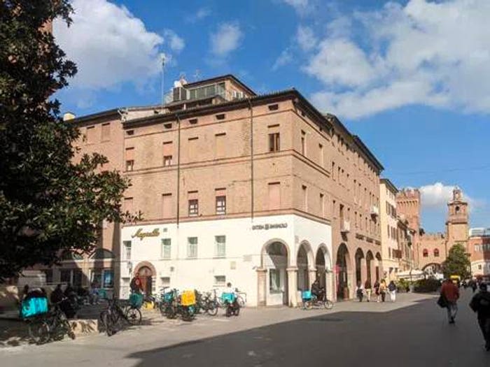 Appartamento con 6 locali in vendita in Piazzetta Alberto Schiatti, Centro Storico, Ferrara