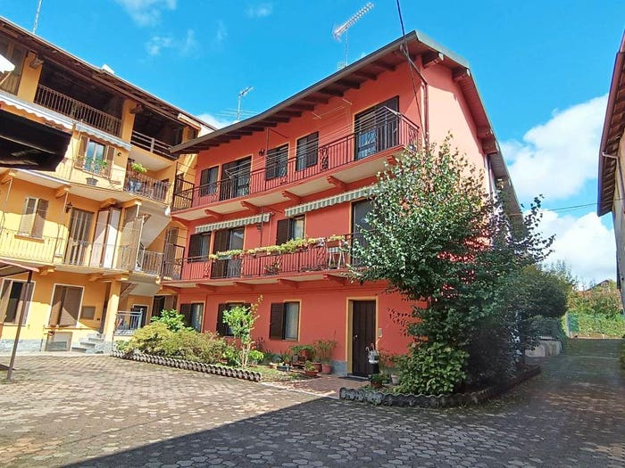 Casa con 6 locali in vendita in Via Regina Villa, Centro, Gozzano