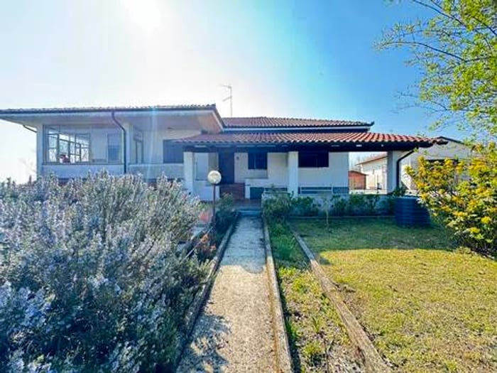 Casa con 6 locali in vendita in Strada Collina Ronzone, Rolasco, Casale Monferrato