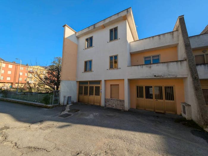 Casa con 6 locali in vendita in Via Monte Sabotino, Centro, Gualdo Tadino