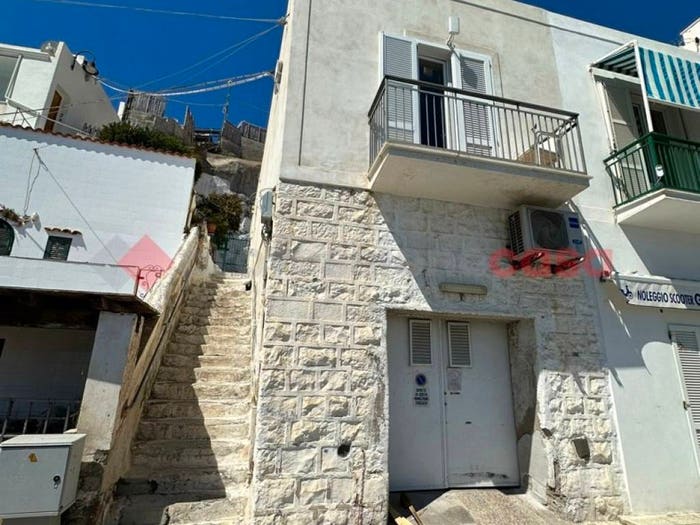 Appartamento trilocale in vendita in Piazzetta Giancos via Dante Alighieri, Centro, Ponza