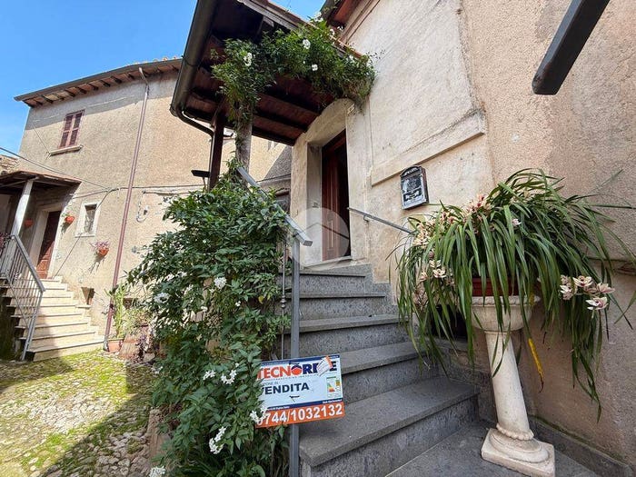 Appartamento con 5 locali in vendita in Piazza Costantino Pistolini, Cicignano, Collevecchio