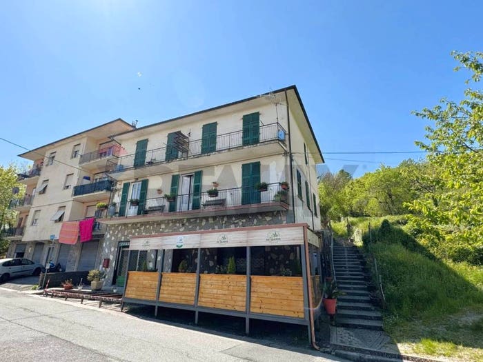 Appartamento trilocale in vendita in Via Piane, Lumarzo