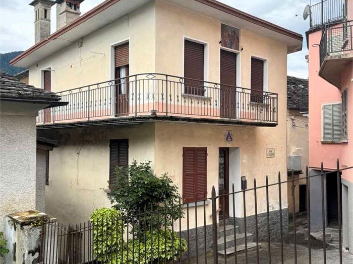 Casa con 6 locali in vendita in Via Cazzini, Toceno