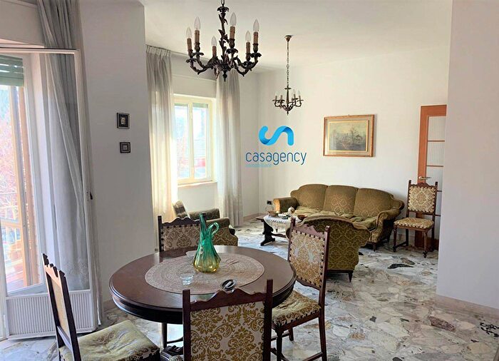 Appartamento quadrilocale in vendita in Via Luigi Settembrini, Caserta