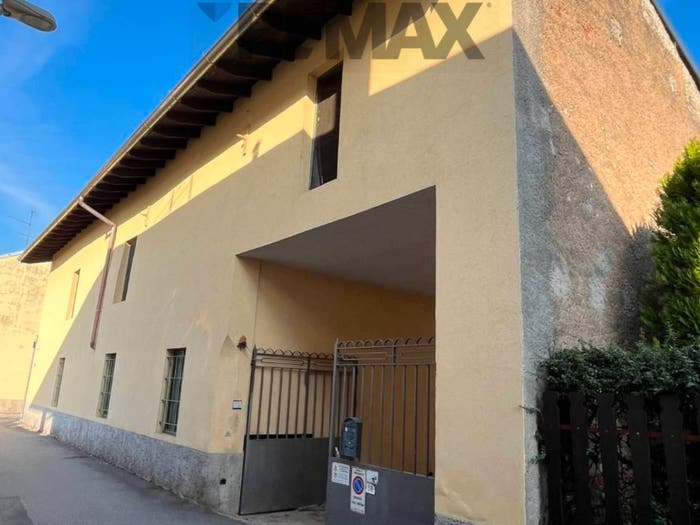 Casa con 6 locali in vendita in Vanzaghello