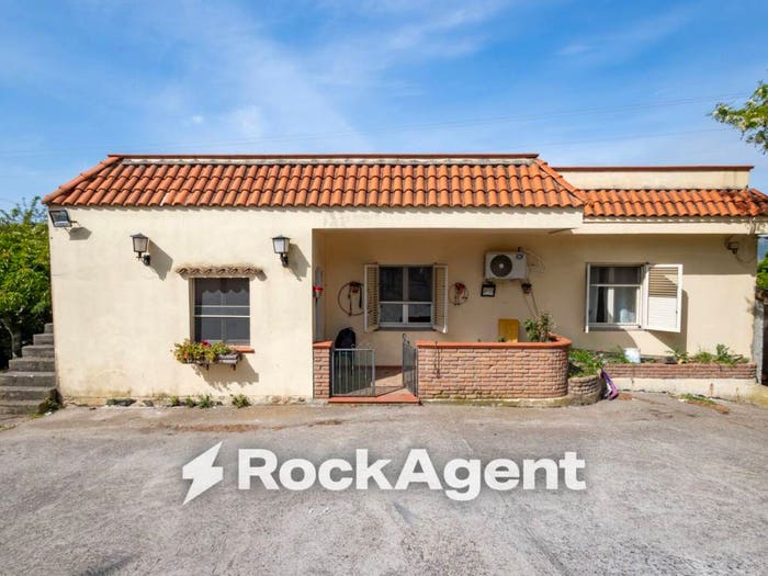 Casa con 6 locali in vendita in Via per Gimigliano, Gagliano, Catanzaro
