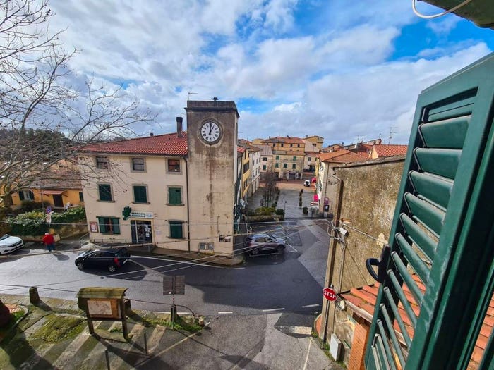 Appartamento trilocale in vendita in Piazza Fulvio Giaconi, Castellina Marittima