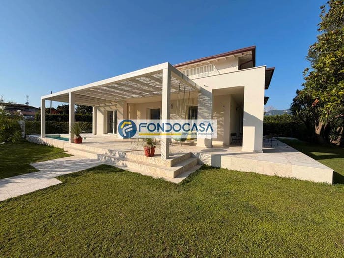 Casa con 6 locali in vendita in Via XX Settembre, Caranna, Forte dei Marmi