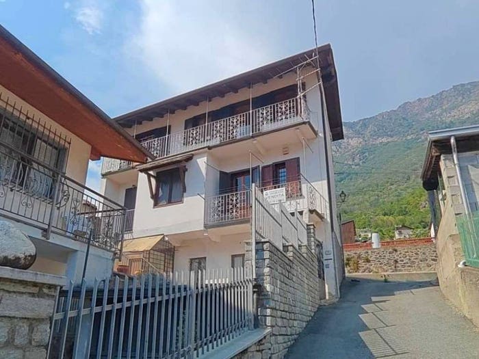 Casa con 6 locali in vendita in via Rovarey, Centro, Donnas
