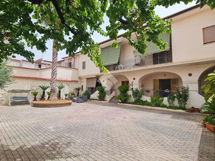 Casa con 6 locali in vendita in Vico Terzo Via Vescovo Natale, Casapulla