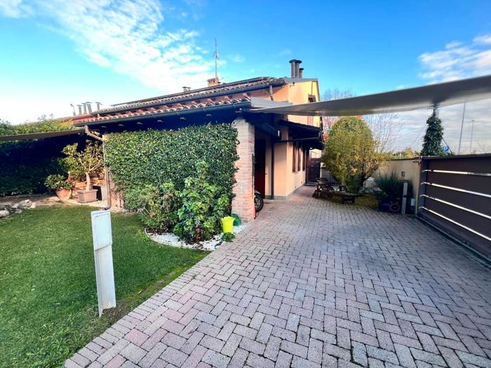 Casa con 5 locali in vendita in Via Augusto Franzoj, Vicofertile, Parma