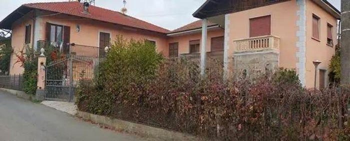 Casa con 6 locali in vendita in Via Roma, Bubbio