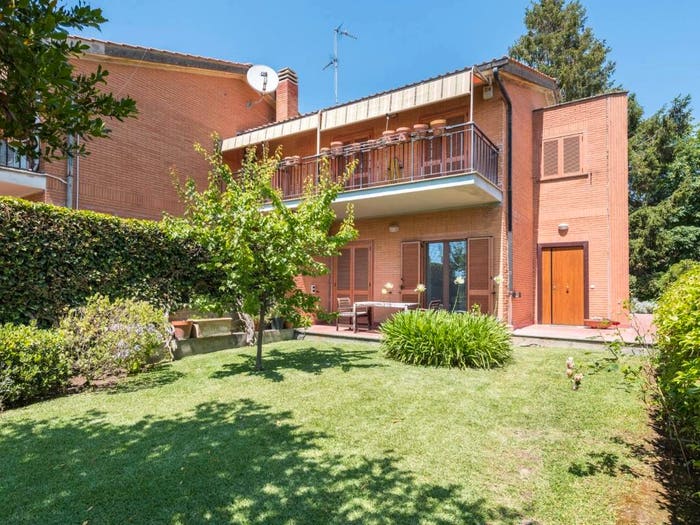 Casa con 6 locali in vendita in Viale Aldo Moro, Centro, Castel Gandolfo