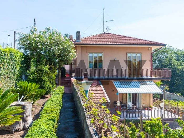 Casa con 6 locali in vendita in via Cefalu', Nicolosi