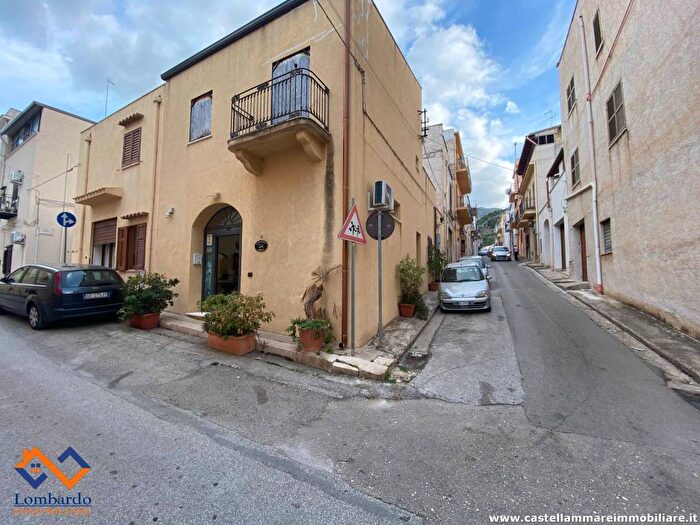 Casa con 6 locali in vendita in Via Francesco Crispi, Centro, Castellammare del Golfo