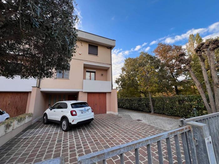 Casa con 6 locali in vendita in Via Calatafimi, Centro, Mirandola