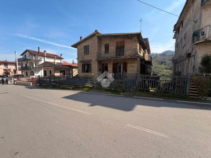 Casa con 6 locali in vendita in Via Piano, Pannarano