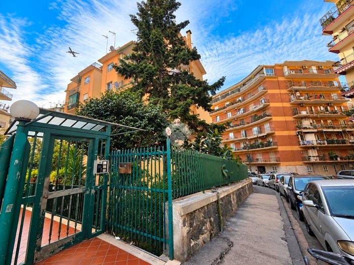 Appartamento trilocale in vendita in Via E A Mario con posto auto e moto, Arenella, Napoli