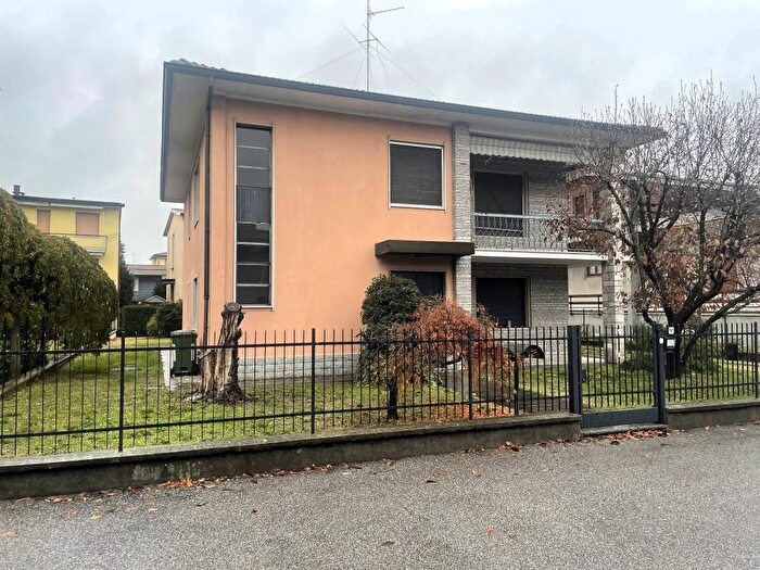 Casa con 6 locali in vendita in Via Andrea Lanzani, San Bernardo Olmo, Lodi