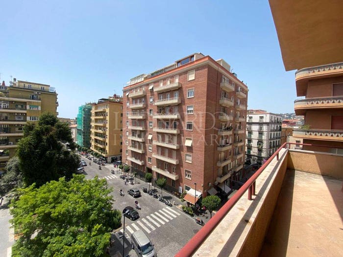 Appartamento con 6 locali in vendita in Via Giosuè Carducci, Chiaia, Napoli