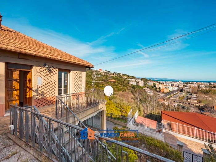 Casa con 6 locali in vendita in Strada Comunale Villaggio Iris, Albenga