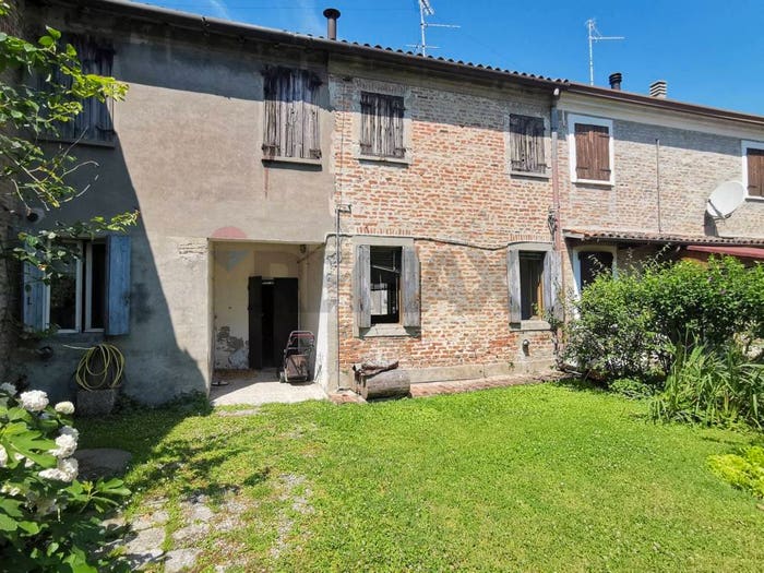 Casa con 6 locali in vendita in Ficarolo