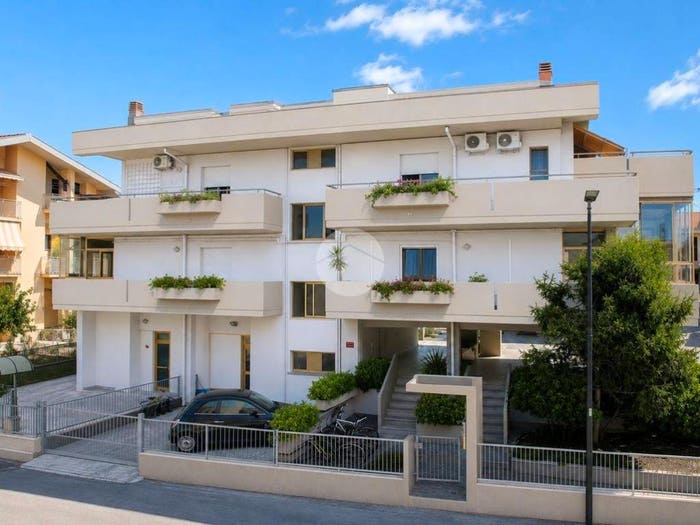 Appartamento con 6 locali in vendita in Via Torquato Tasso, Centro, Pineto