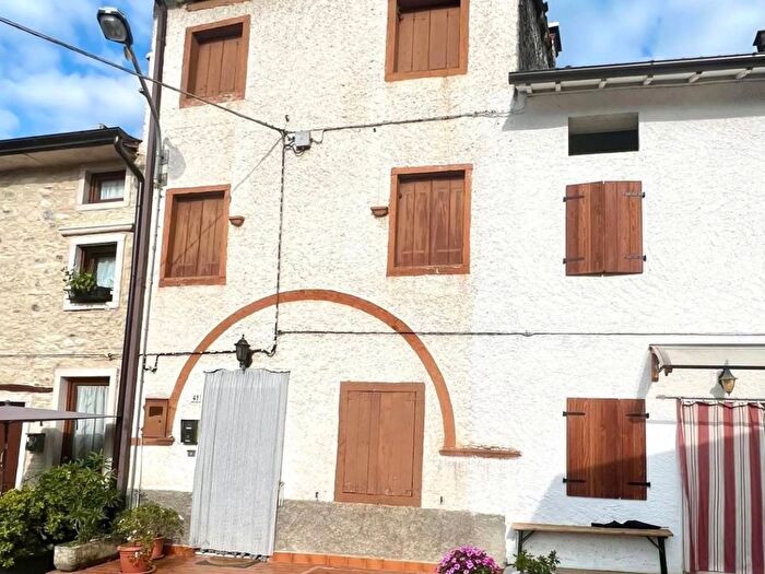Casa con 6 locali in vendita in San Pietro Mussolino