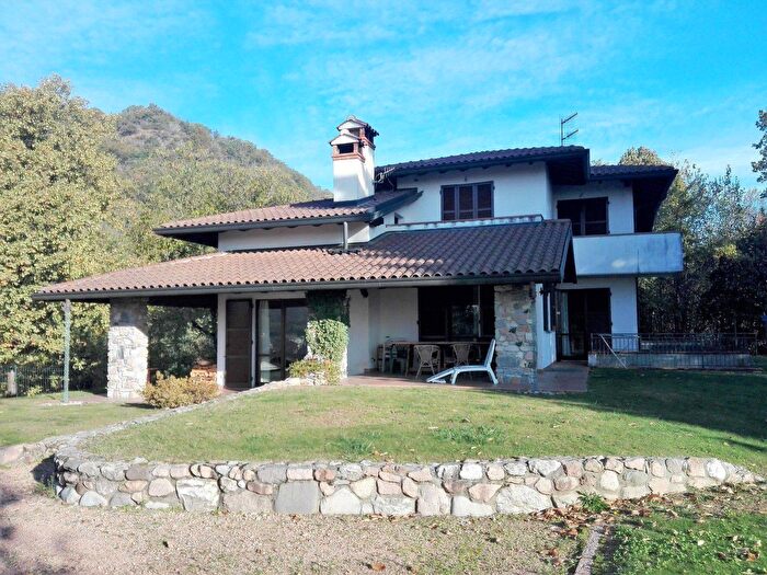 Casa con 12 locali in vendita in Cuasso Al Monte