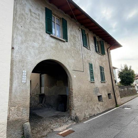 Casa quadrilocale in vendita in Via Aprile, Uggiate Trevano, Uggiate con Ronago