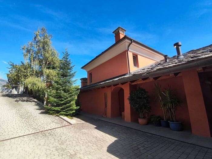 Casa con 6 locali in vendita in Sarre