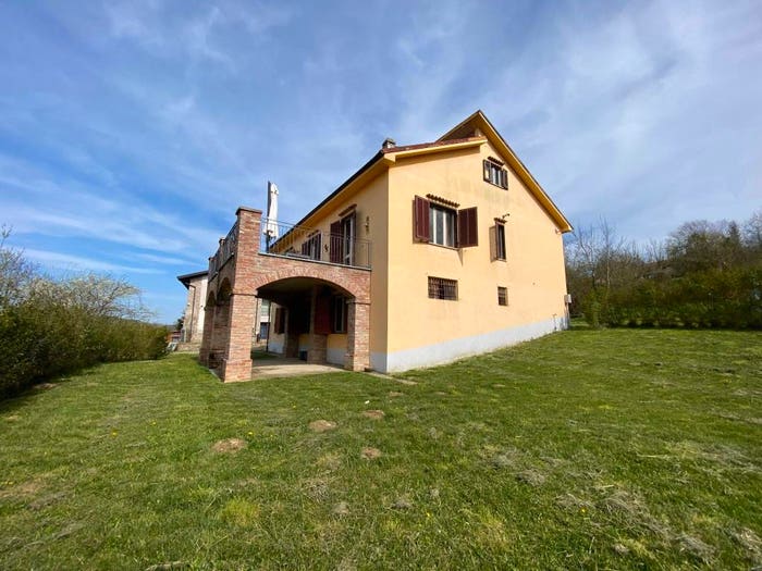 Casa quadrilocale in vendita in Via Leprato, Serravalle Langhe