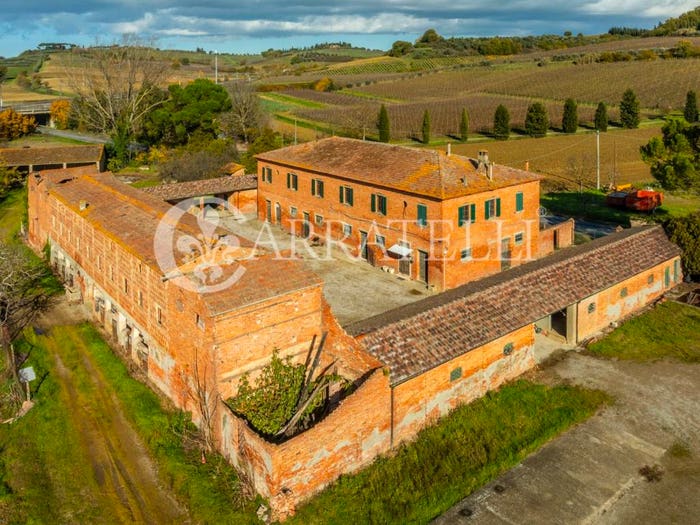 Casa con 6 locali in vendita in Via degli Sciarti, Montepulciano