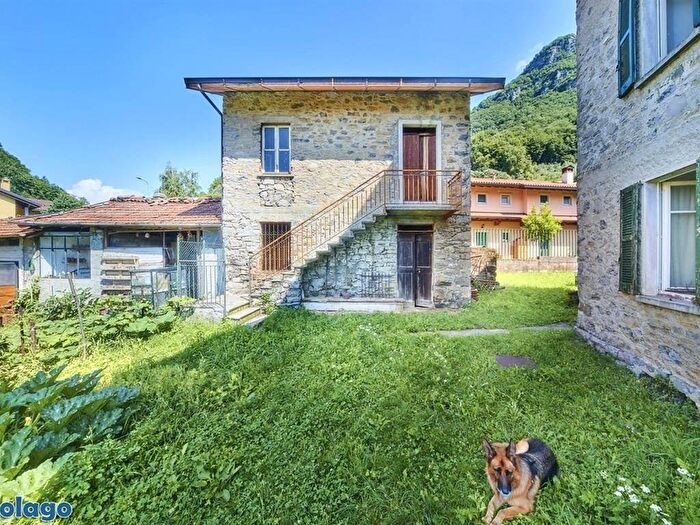 Casa bilocale in vendita in Via di Era, Centro, Mandello del Lario