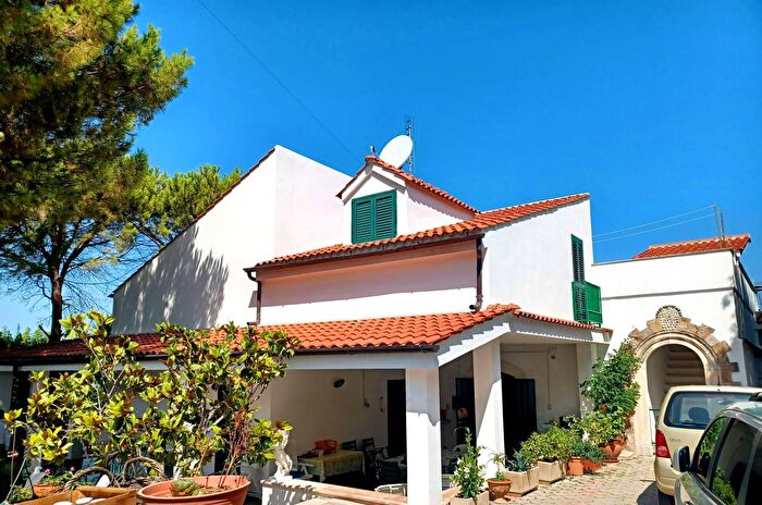 Casa con 10 locali in vendita in Strada Comunale Mascherizzo, Rodi Garganico
