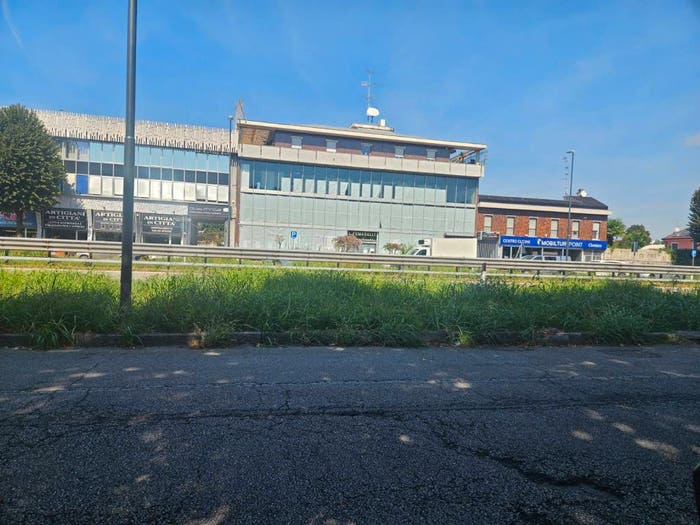 Casa con 6 locali in vendita in Viale Italia, Corsico