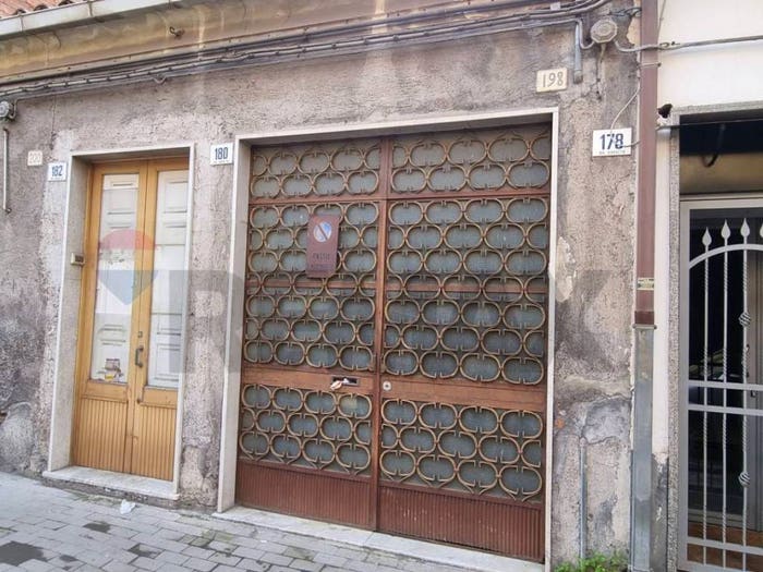 Casa con 5 locali in vendita in Via Baratta, Paternò