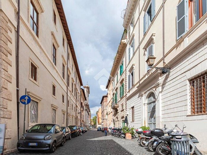 Appartamento trilocale in vendita in Via Giulia, Roma