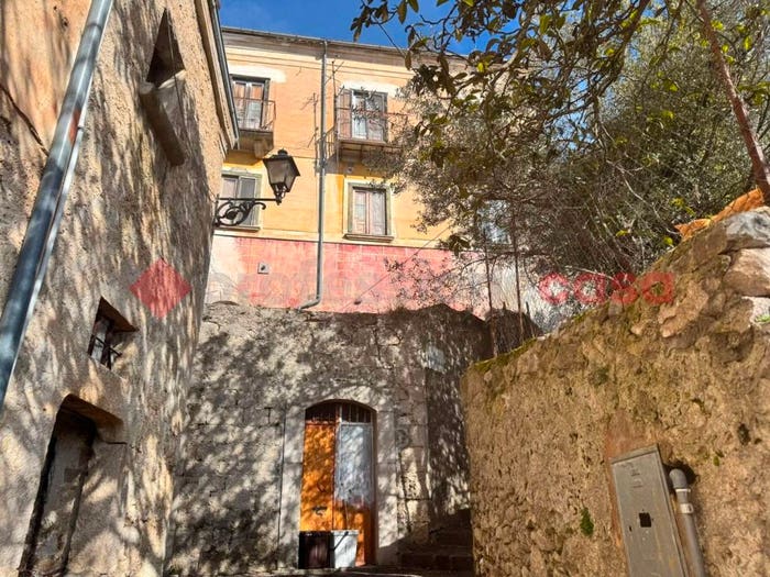 Casa con 6 locali in vendita in via Guglielmo Marconi, Centro, Pesche