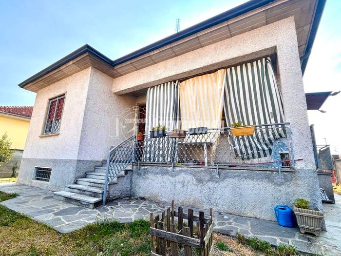 Casa quadrilocale in vendita in Via Cadorna, Buscate
