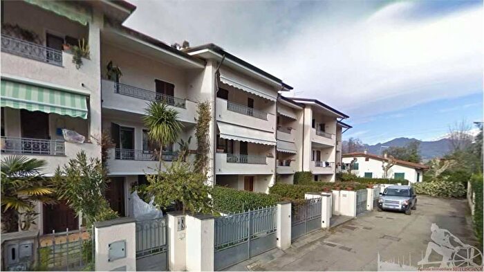 Casa con 6 locali in vendita in Forte Dei Marmi