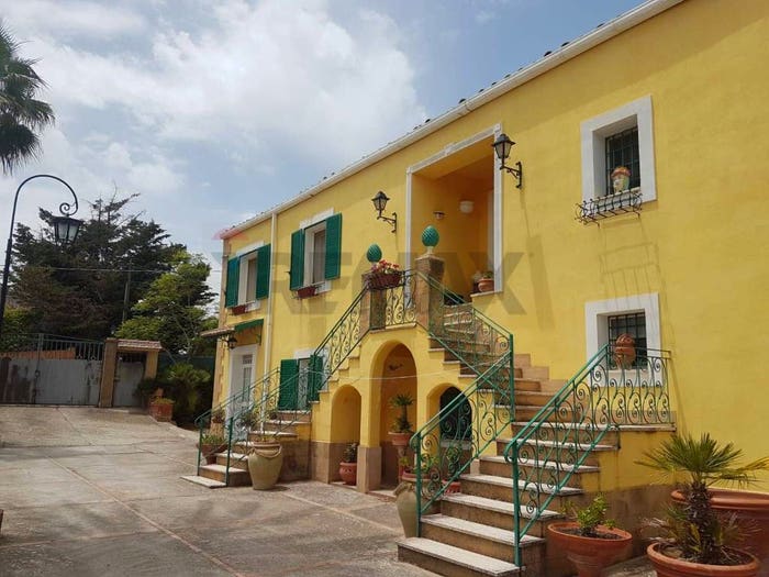 Casa con 6 locali in vendita in VIA PIER SANTI MATTARELLA, Centro, Caltagirone