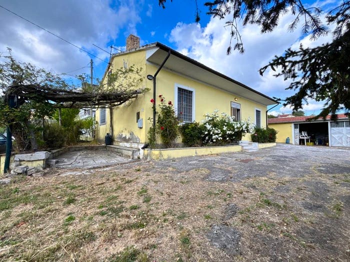 Casa trilocale in vendita in Via Mattine, Frigento